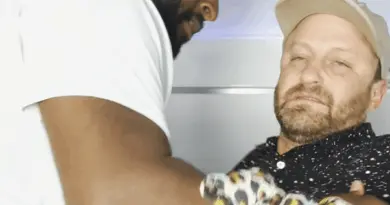"Sit Yourself Down": 6'6 Man Stops Passenger Who Twice Escaped Restraints After Racist Rampage - View from the Wing